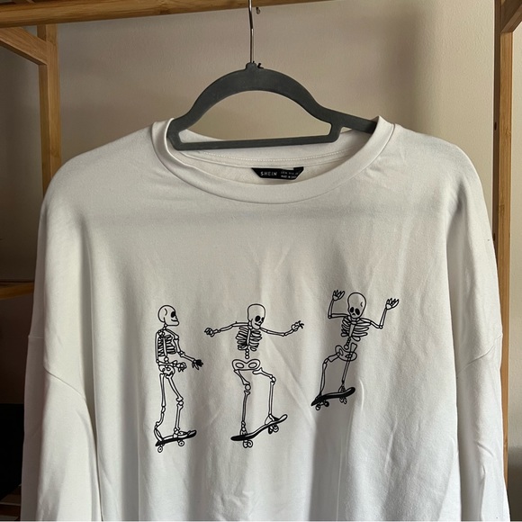 HALLOWEEN SKELETON SKATEBOARDING WHITE PULLOVER - Picture 4 of 4